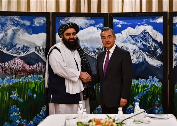 » 7. 阿富汗临时政府代理外长由王毅会见10月5日，中共中央政治局委员、中央外办主任王毅在出席第三届中国西藏“环喜马拉雅”国际合作论坛期间会见阿富汗临时政府代理外长穆塔基
