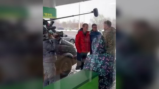 » 13. 贝爷现身乌克兰英国电视明星、探险家贝尔·格里尔斯现身乌克兰，相关视频图片于当地时间周三（11月30日）前后在网上出现，引发关注