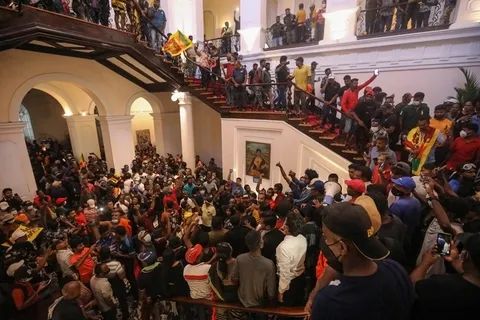 8. 斯里兰卡总统府遭群众攻占总理官邸被焚 总统总理同日宣布准备辞职在经济和社会秩序陷入混乱，抗议游行长达数个月之后，南亚岛国斯里兰卡的政治局势在7月9日剧烈升级