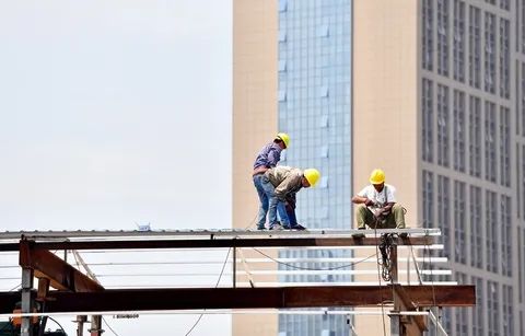 3. 河南发文清理城投政信定融 称涉嫌违规举债和非法集资为防范化解重大金融风险和融资平台公司债务风险，近日河南省财政厅、河南省地方金融监督管理局联合发文，清理地方金交所和伪金交所向个人投资者发售的政信定融产品，并称这一行为“涉嫌违规举借地方政府债务和非法集资”