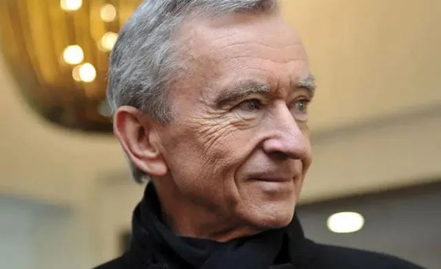 » 6. 中国市场助力，世界首富、LVMH掌门人财富飙升至2100亿美元在LV母公司路威酩轩集团发布2023年一季度业绩报告后，法国奢侈品巨头、新任世界首富阿尔诺的财富猛增了120亿美元，达到近2100亿美元的历史新高