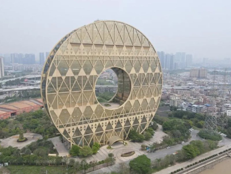 » 4、广州地标建筑“铜钱大厦”挂拍15天无人报名10月底，广州地标建筑广州圆大厦在阿里法拍平台挂拍，以13.6亿元起拍，引来网友关注