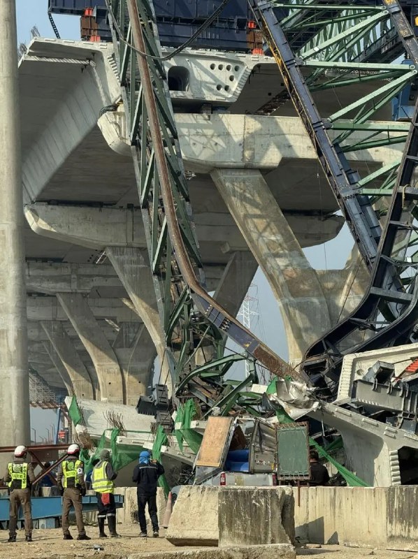 » 7、仅隔一日，泰国再发生起重机倒塌事故，致两人死亡据新华社报道，泰国沙没沙空府15日发生一起施工起重机倒塌事故