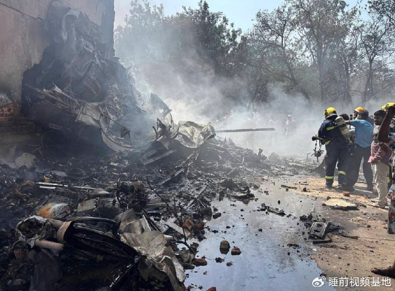 » 4、印度波音787飞机坠毁 搭载242乘客新华社新德里6月12日电 印度航空公司12日证实，当天在古吉拉特邦艾哈迈达巴德机场附近坠毁的客机载有242名乘客和机组人员，其中包括169名印度公民、53名英国公民、1名加拿大公民和7名葡萄牙公民