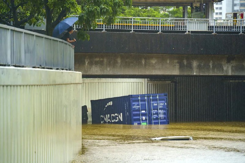 » 6、深圳暴雨打破7项历史极值9月7日晚，受暴雨侵袭，深圳多个路段出现“水浸街”现象，多个地铁站进水，被迫暂停营运服务