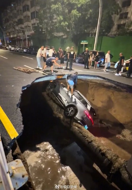 » 3、张家口市区街道深夜塌陷 3车坠落 至少1死1伤河北省张家口市桥东区应急管理局7月11日发布情况通报：7月10日22时左右，桥东区建国路与胜建街交汇处东侧由南向北路段发生路面塌陷