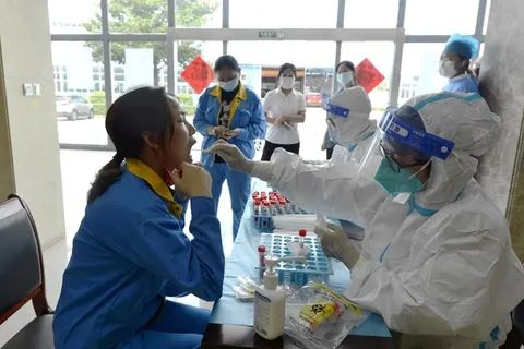 7. 无锡172名阳性感染者 住院孕产妇、新生儿遭转运6月26日以来，长三角江浙皖三省13市又现感染病例，累计感染人数已超千人，均为安徽泗县外溢结果