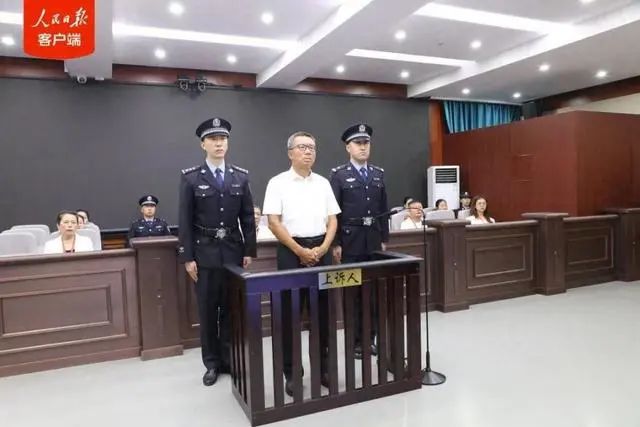 » 3. 上海市前宣传部长董云虎判无期徒刑8月28日，安徽省合肥市中级人民法院公开宣判上海市人大常委会原党组书记、主任董云虎受贿一案，以受贿罪判处被告人董云虎无期徒刑，剥夺政治权利终身，并处没收个人全部财产；对董云虎受贿犯罪所得财物及其孳息依法予以追缴，上缴国库