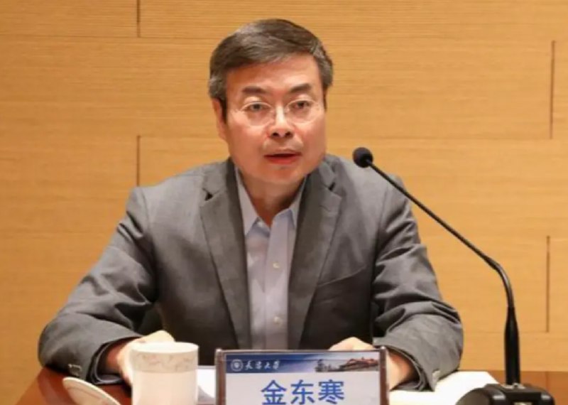 » 1、中央候补委员 天津大学原校长金东寒已不再是工程院士 负责船用发动机开发1月15日，澎湃新闻查询中国工程院官网“全体院士名单”注意到，曾任天津大学校长的金东寒名字已从院士名单中撤下