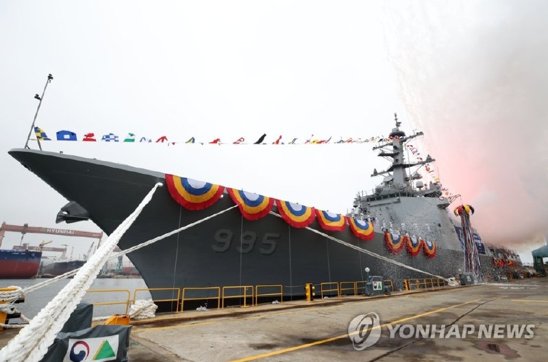 12. 韩国新一代宙斯盾驱逐舰下水，计划配备远程舰空导弹韩国海军和防卫事业厅28日上午在蔚山市的现代重工业举行了8200吨级宙斯盾驱逐舰首舰“正祖大王”号下水仪式