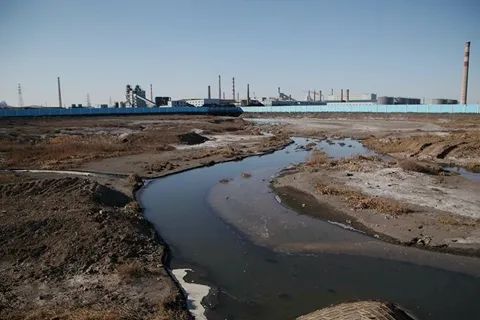 13. 辽宁葫芦岛区域异味扰民 涉危废和化工企业辽宁省葫芦岛市龙港区居民近期在社交媒体平台频频发布求助、投诉等信息，称当地化工企业超标排放导致空气刺鼻、异味扰民