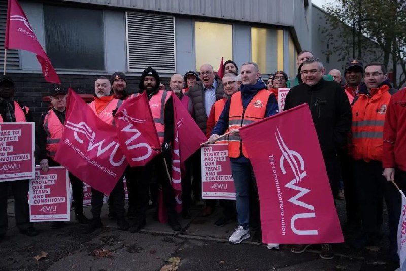 » 13. 英国7万名教师罢工，11.5万名皇家邮政员工罢工11月24日，苏格兰教育协会的成员举行了近40年来首次全国性的工资罢工，教师们的行动预计将导致苏格兰大部分学校关闭