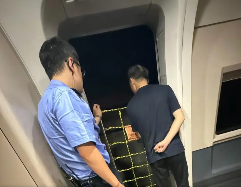 » 3、 广州开往成都的G3712次列车断电，停在隧道内一个小时一位旅客发文称，由广州开往成都的G3712次列车发生断电，停在隧道内一个小时，“哐哐哐响了几声，急刹车停在隧道里