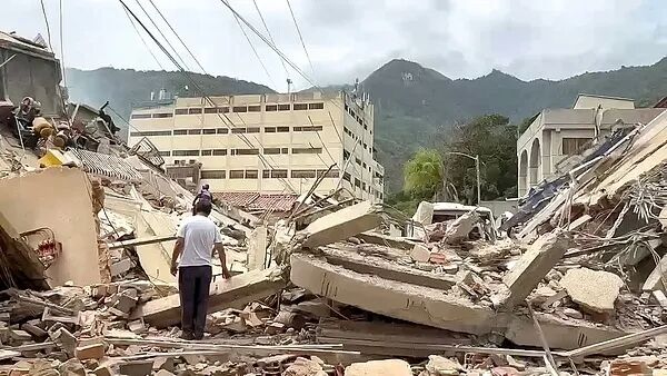 » 3、委内瑞拉地震死亡人数上升至920当地时间26日，委内瑞拉副总统罗德里格斯表示，24日该国发生的强震已导致遇难人数升至920人，另有3360人受伤，383栋住宅楼严重受损