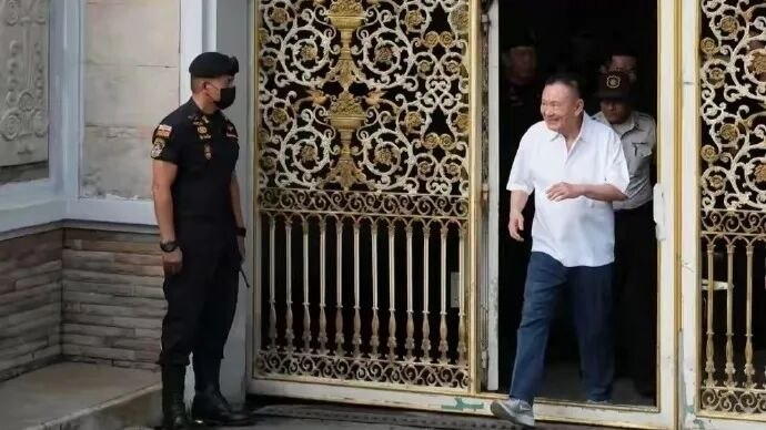 » 10、泰国司法机关特赦他信泰国狱政厅9日发布公告称，泰国前总理他信·西那瓦9日被摘除电子监控设备，获得特赦