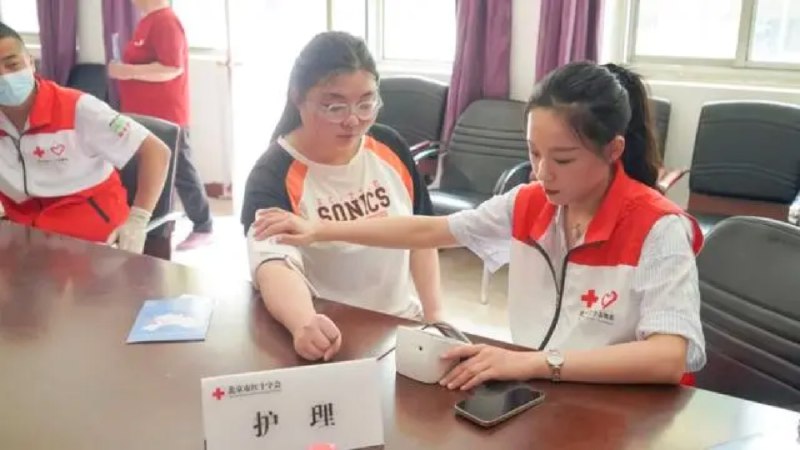 » 6. 北京红十字会回应“慰问发4000元，食宿费花2.7万”：主要内容是服务日前，北京市红十字会公布防汛救灾捐赠收支情况：截至8月6日，北京市红十字系统共接收社会捐赠款物8729.06万元，其中资金5137.01万元，物资价值3592.05万元；已支出捐赠款物1592.46万元，其中资金1238万元，物资价值354.46万元；另有2000万元资金和3000万元物资纳入全市统筹执行中