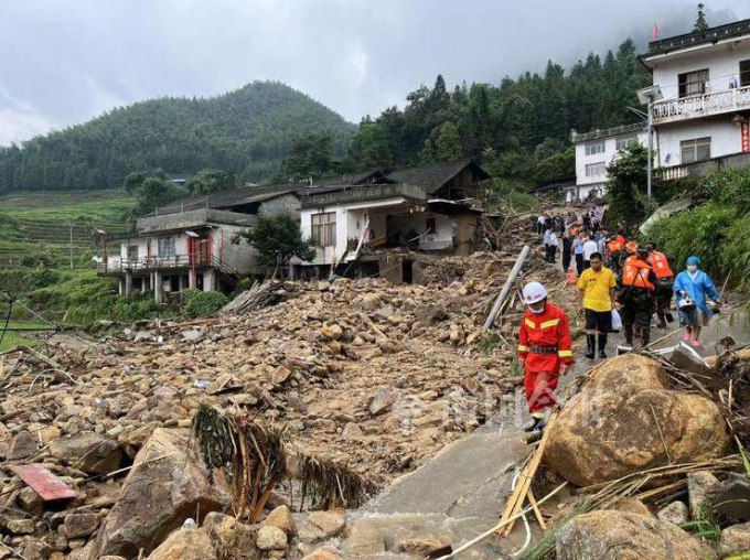 12. 广西融水古都村群旦屯遭受强降雨袭击，已造成4死1失联截至6月18日17点，失联5人已找到4人，其中2人经现场确认死亡，2人经抢救无效死亡，失联1人正在全力搜救中