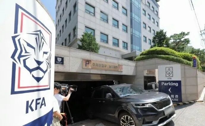 » 1、 韩国媒体称3名中国足协人员曾接受性贿赂近日，有韩国媒体报道，2012年1月韩国足协曾“不当招待”赴韩进行裁判交流的3名中国足协工作人员，引发国内舆论关注