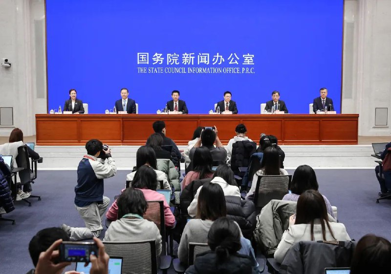 » 1、 大型国有保险公司要力争新增保费30%投股市1月23日，国家金融监督管理总局副局长肖远企在国新办发布会上回答澎湃新闻记者提问时表示，目前，保险资金投资股票和权益类基金的金额超过4.4万亿元