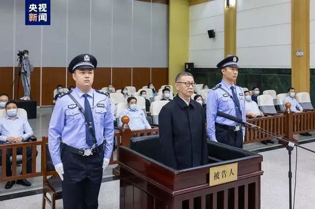 » 12、原银监会副主席蔡鄂生被控非法收受财物超5亿2006年至2021年，被告人蔡鄂生利用担任原银监会党委委员、副主席等职务上的便利以及职权或者地位形成的便利条件，为相关单位和个人在融资贷款、业务承揽、职务提任等事项上提供帮助，直接或者通过他人非法收受财物，共计折合人民币4.09亿余元