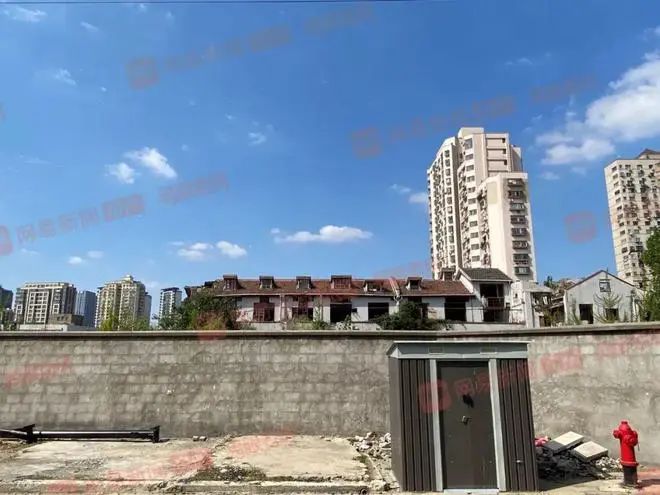 » 3. 上海杨浦新出让地块折算房价每平方米21万近日，杨浦区平凉路社区一幅待出让宅地的联动价21万元/平引起了市场的广泛热议，有不少自媒体也跟风炒作，认为该联动价突破了此前上海房地联动价的天花板，上海限价放开