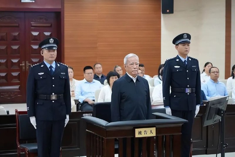 » 10. 铁路总公司原总经理盛光祖一审被判15年 受贿6380万12月12日，陕西省宝鸡中法院一审公开宣判原中国铁路总公司党组书记、总经理盛光祖受贿、利用影响力受贿一案，决定执行有期徒刑十五年，并处罚金人民币六百万元；对盛光祖犯罪所得及孳息依法予以追缴，上缴国库