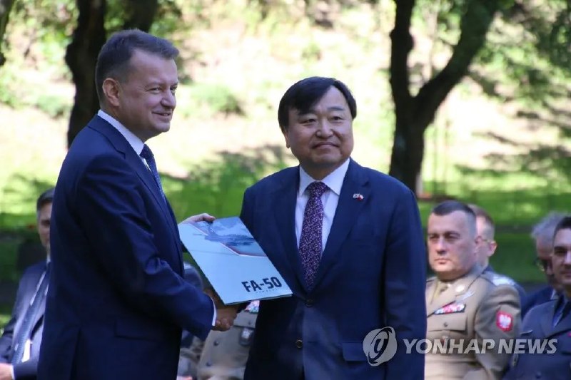 12. 韩国新一代宙斯盾驱逐舰下水，计划配备远程舰空导弹韩国海军和防卫事业厅28日上午在蔚山市的现代重工业举行了8200吨级宙斯盾驱逐舰首舰“正祖大王”号下水仪式